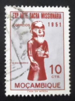 Selo postal de Moçambique de 1953 Sculpture of a Missionary 10 U