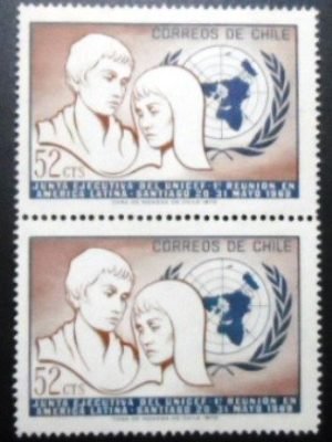 Par de selos postais do Chile de 1971 Young couple in front of UNO-Emblem M 52 PR