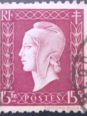 Selo postal da França de 1945 Marianne Dulac 15 U