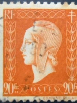 Selo postal da França de 1945 Marianne Dulac 20 U