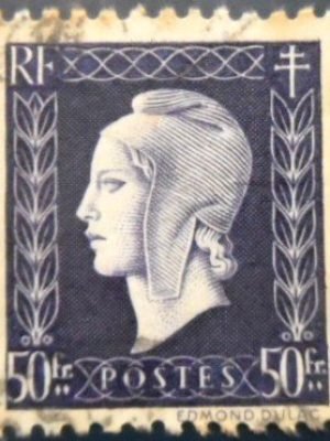 Selo postal da França de 1945 Marianne Dulac 50 U