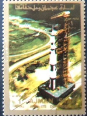 Selo de postal de Ajman de 1973 Transport of a Saturn V