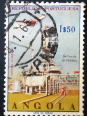 Selo postal da Angola de 1965 Oil refinery U