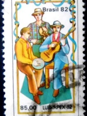 Imagem similar à do selo postal do Brasil de 1982 Grupo Musical U