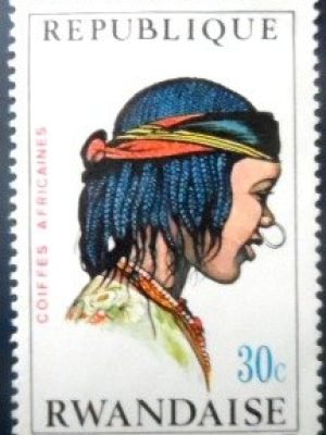 Selo postal da Ruanda de 1971 Young Toubou Woman Chad N A