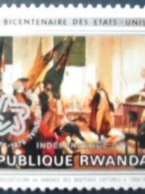 Selo postal da Ruanda de 1976 Presentation of captured flags overprint M A