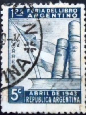 Selo postal da Argentina de 1943 Books and Argentine flag 5 U