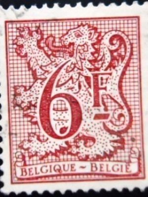 Selo postal da Bélgica Selo postal da Bélgica de 1986 Number on Heraldic Lion and Pennant 6 U
