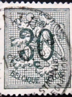 Selo postal da Bélgica de 1957 Number on Heraldic Lion 30 U sev
