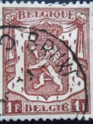 Selo postal da Bélgica de 1945 Small Coat of Arms 1 U