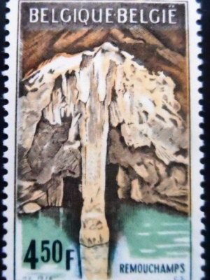 Selo postal da Bélgica de 1976 Caves Remouchamps M