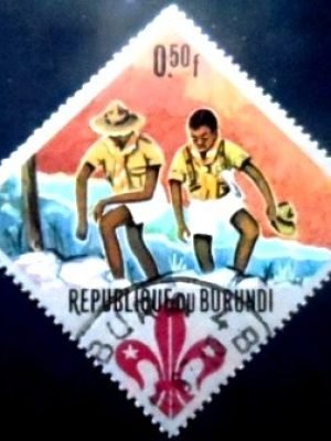 Selo postal do Burundi de 1967 Scouts on hiking trip MCC