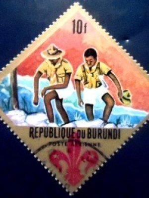 Selo postal do Burundi de 1967 Scouts on hiking trip MCC
