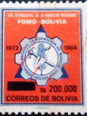Selo postal da Bolívia de 1986 National Work Education Service Emblem surcharged