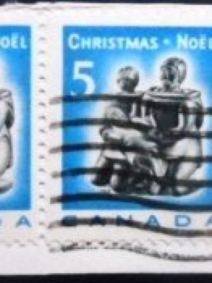 Fragmento com selo postal do Canadá de 1968 Eskimo Family U FRG