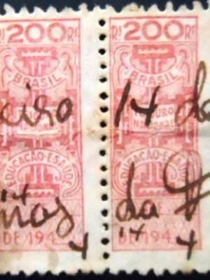 Par de selos fiscais do Brasil de 1944 Educação e Saúde 200 U PR