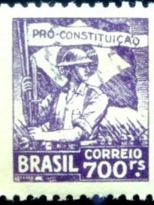 Selo Postal do Brasil de 1932 Soldado com Bandeira 700 M