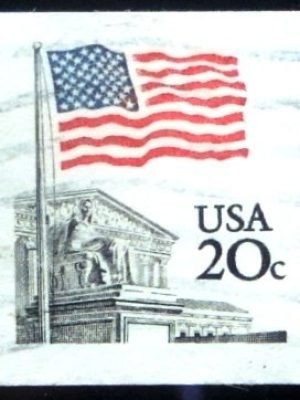 Selo postal dos Estados Unidos de 1981 Flag over Supreme Court by Dean Ellis Cy