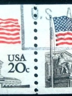 Par de selos postais dos E.Unidos de 1981 Flag over Supreme Court by Dean Ellis Cy