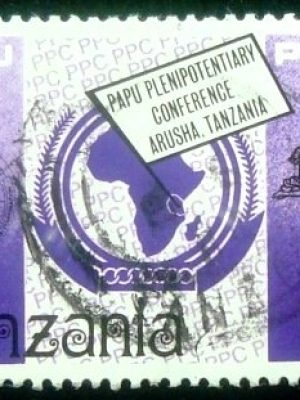 Selo postal da Tanzânia de 1980 Badge of the OAU 50