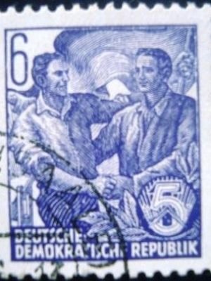 Selo postal da Alemanha de 1957 Workers join hands