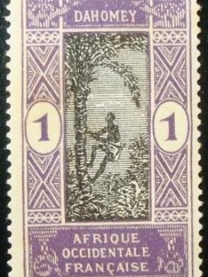 Selo postal de Daomé de 1913 Man climbing oil palm
