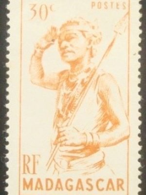Selo postal de Madagascar de 1946 Native with Spear