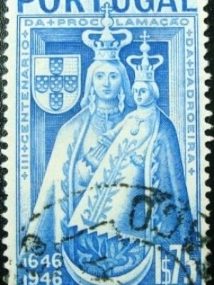 Selo postal de Portugal de 1946 Maria with Child Jesus