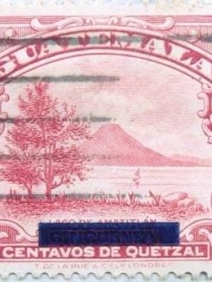 Selo postal da Guatemala de 1940 Lake Amatitlan with 5c surcharge