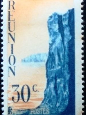 Selo postal de Reunion de 1947 Cliff 30