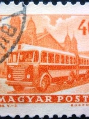 Selo postal da Hungria de 1963 Bus in front of Western Railway Station