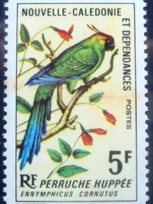Selo postal da Nova Caledônia de 1967 Horned Parakeet