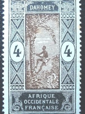 Man climbing oil palm 4