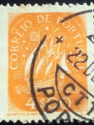 Selo postal de Portugal de 1949 Caravel 4$