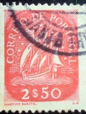 Selo postal de Portugal de 1943 Caravel 2$50
