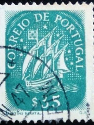 Selo postal de Portugal de 1943 Caravel 0
