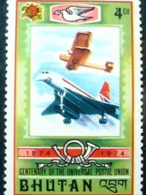 Selo postal do Buthan de 1974 Old Biplane and Jet