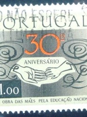 Selo postal de Portugal de 1968 Mother's and Child's Hands