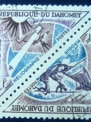 Selo postal de Daomé de 1967 Post Pirogue / Heliograph