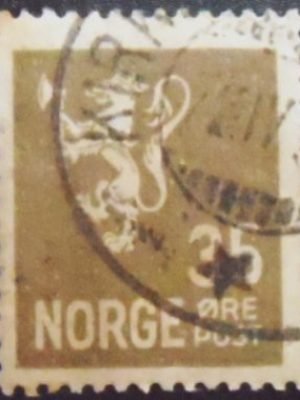 Selo postal da Noruega de 1927 Lion type II 35