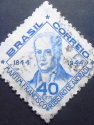 Imagem similar à do selo postal de 1945 Martim F. R. Andrade U