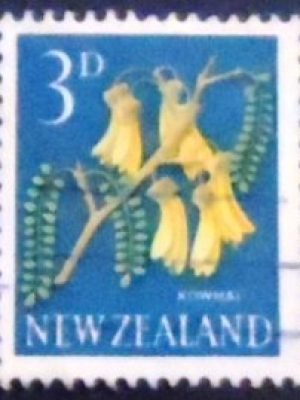 Selo postal definitivo da Australia de 1960 - Kowhai