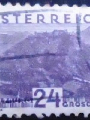 Selo da Áustria de 1932 Hohensalzburg Fortress small format violet