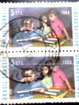 Par de selos postais do Brasil de 1968 Semana do Livro