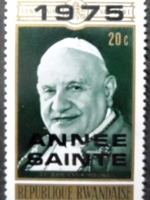Selo postal de Ruanda de 1975 Pope John XXIII overprint 20 N