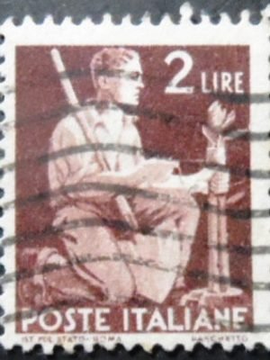 Selo postal da Itália de 1945 Gardener Tying Sapling to Stake