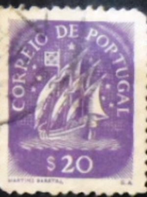 Selo postal de Portugal de 1943 Caravel 0