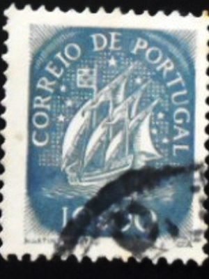 Selo postal de Portugal de 1943 Caravel 10$