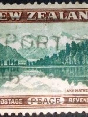Selo postal comemorativo da Nova Zelândia de 1946 - Lake Matheson