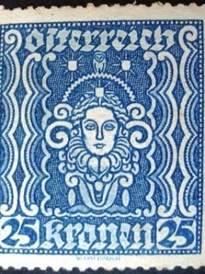 Selo postal da Áustria de 1922 Woman's head